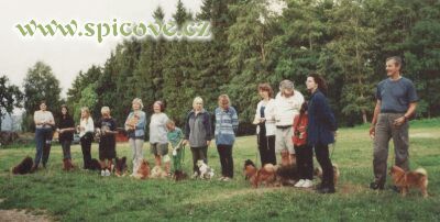 ... a dvounozí v potu tváře cvičí