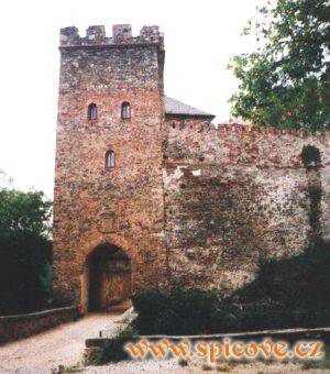 Hlavní vstupní brána do bítovského hradu