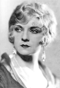 Alice Terry s blond parukou