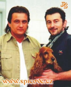 Barča v náručí skutečného i filmového pána ve filmu Tmavomodrý svět